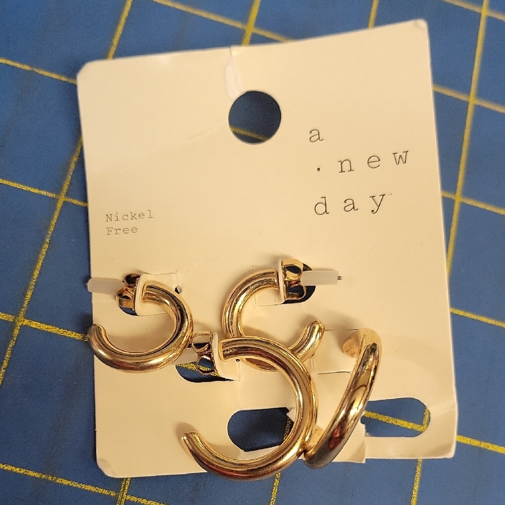 a new day Polished Gold Tone Hoop Earring Set of 2 NWT